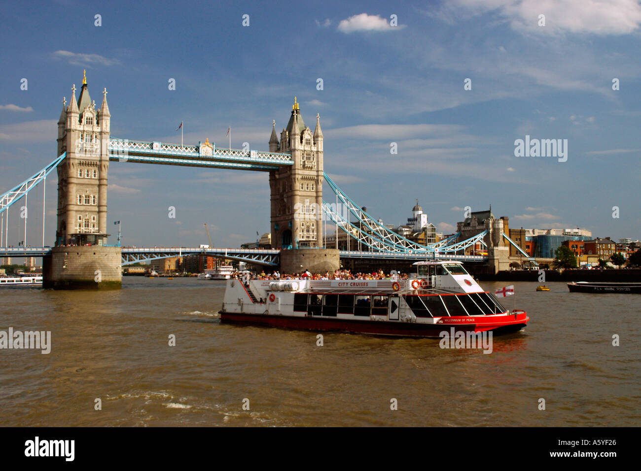 Tower Bridge und den Fluss Vergnügen Kreuzer London England Stockfoto