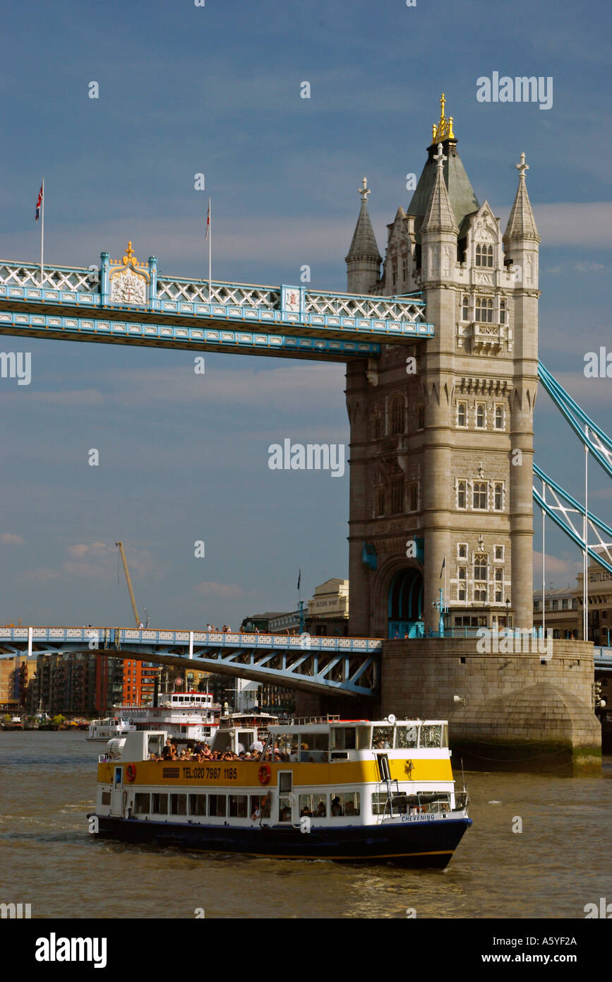 Tower Bridge und Vergnügen Kreuzer London England Stockfoto