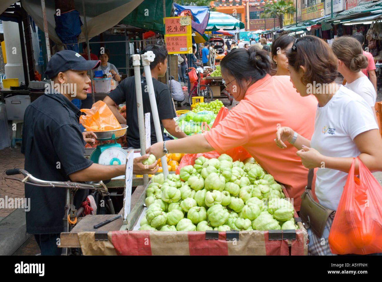 Straßenmarkt von Jalan Petaling im Zentrum von Kuala Lumpur Stockfoto