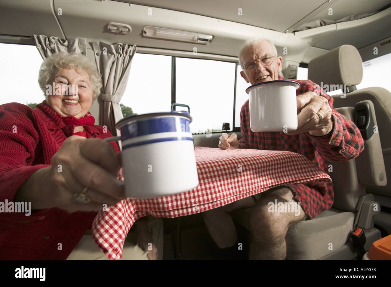 Älteres Paar genießen am Morgen Stockfoto