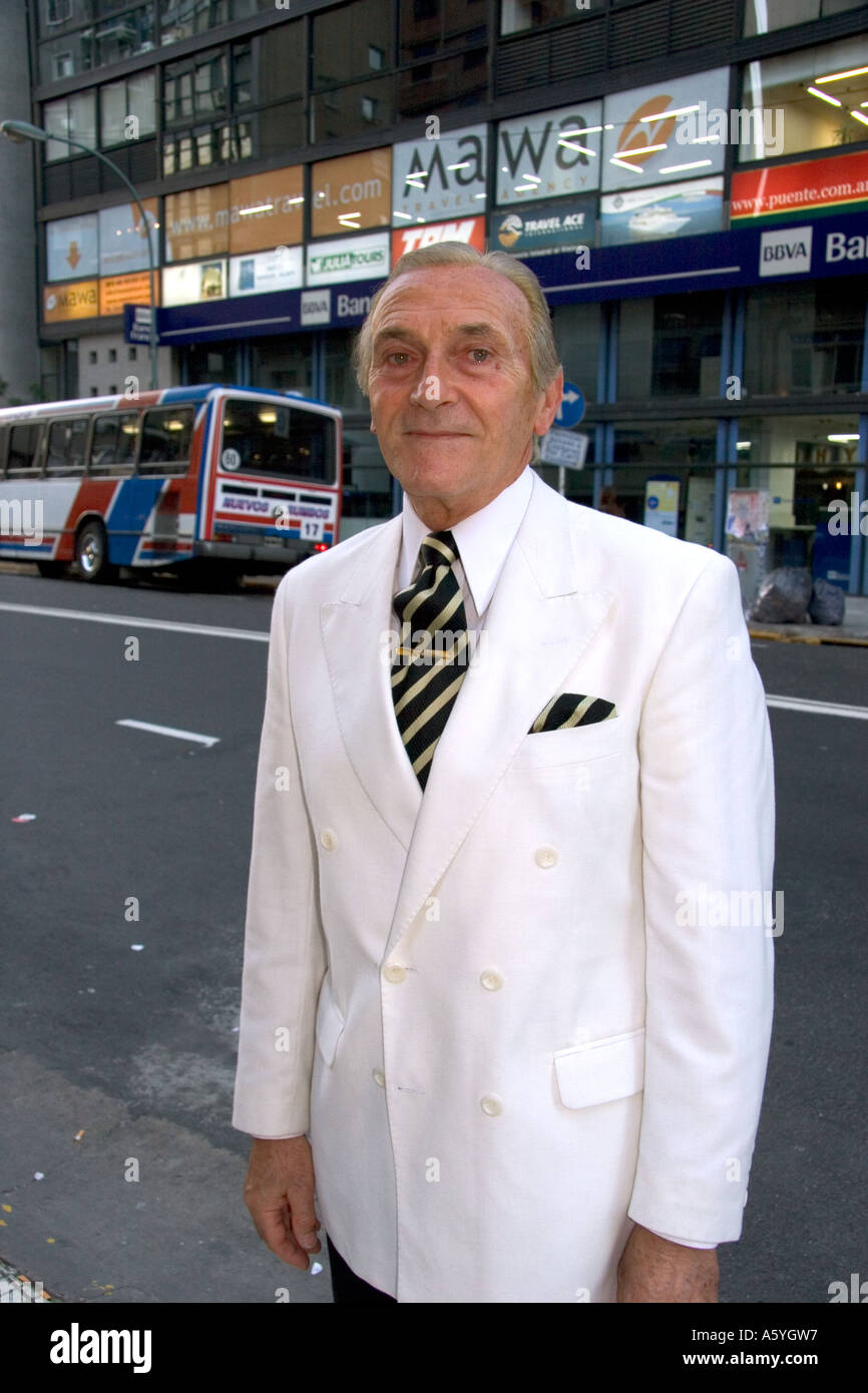 Älterer argentinischen Mann trägt einen weißen Anzug in Buenos Aires, Argentinien. Stockfoto