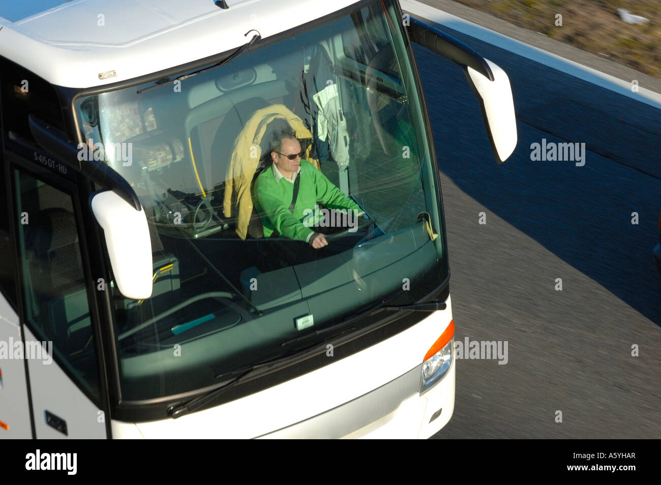 Ein Busfahrer auf der Autobahn. Bewegungsunschärfe auf der Straße. Stockfoto