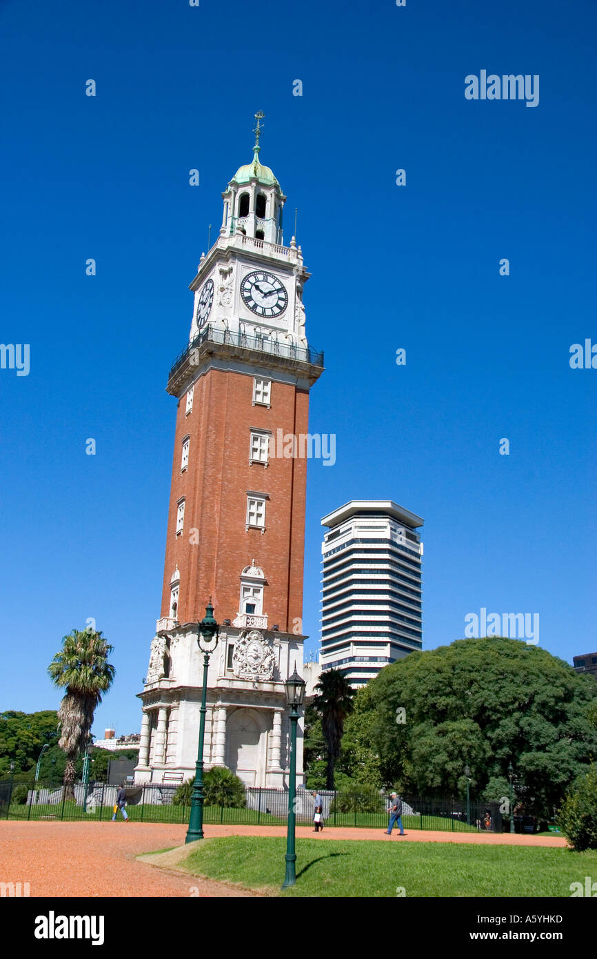 Der Englisch-Turm mit einem modernen Bürogebäude im Hintergrund in Buenos Aires, Argentinien. Stockfoto