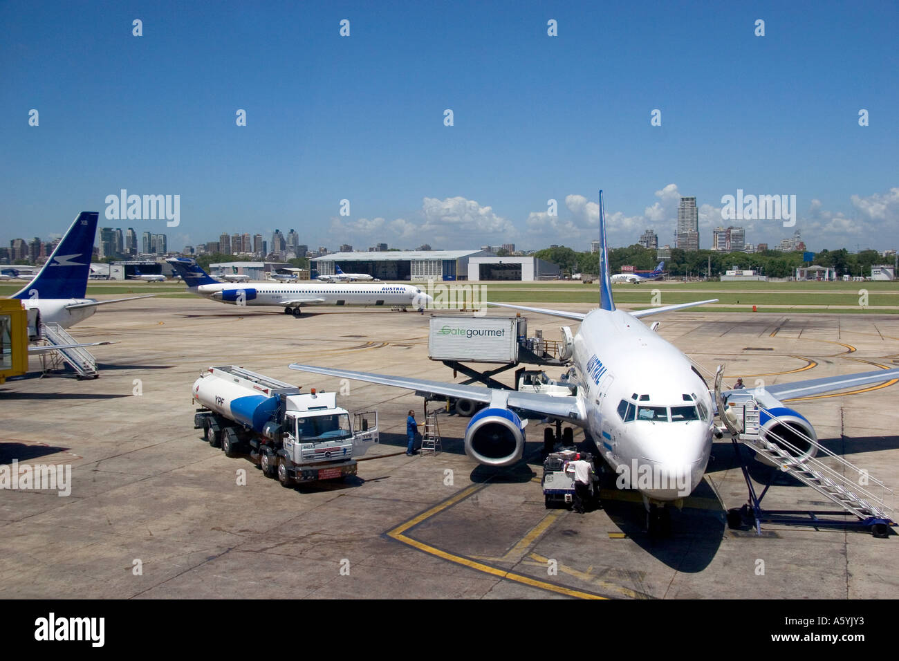 Flugzeuge und Bodenpersonal im Aeroparque City Flughafen in Buenos Aires, Argentinien. Stockfoto
