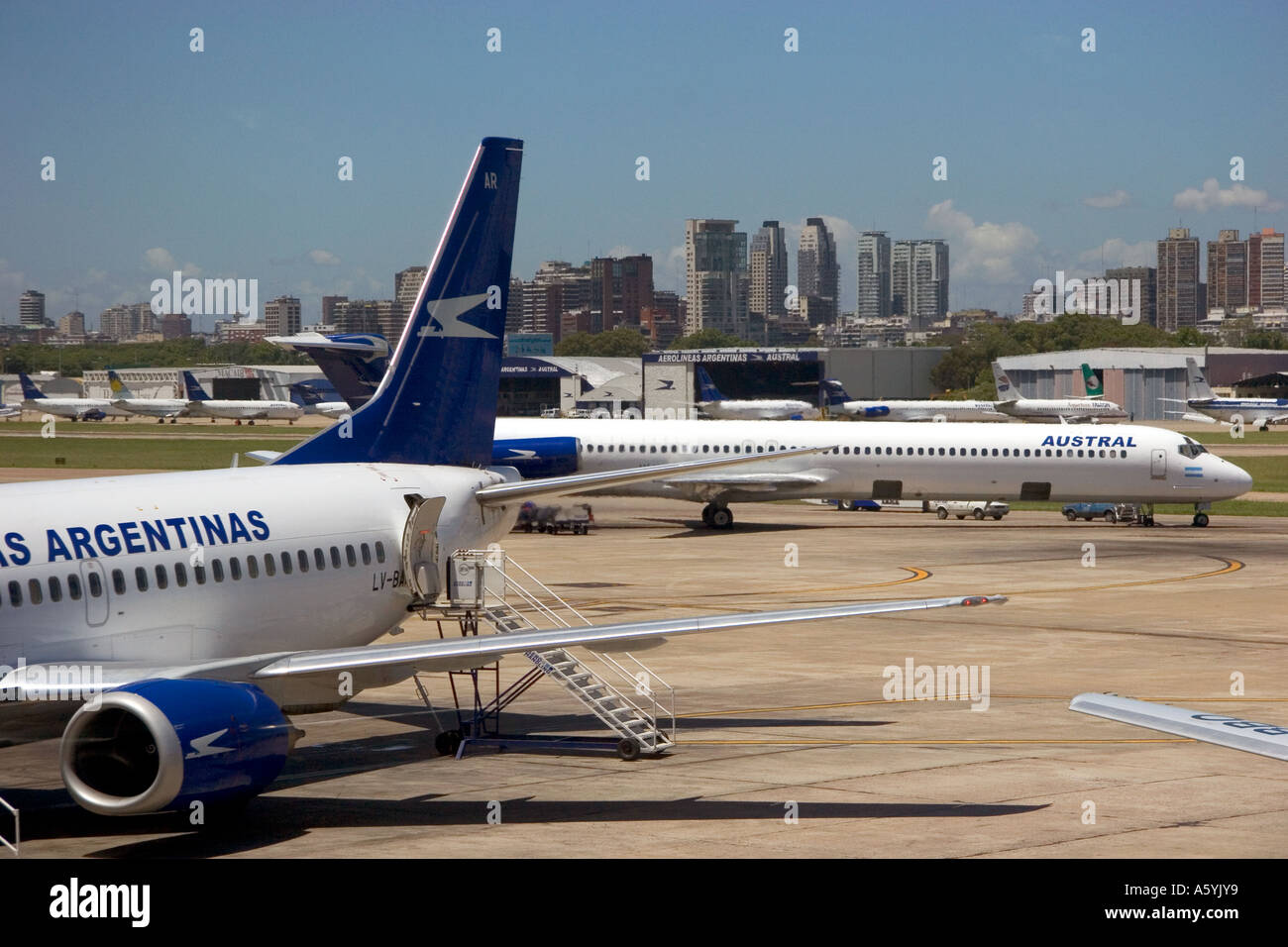 Flugzeuge und Bodenpersonal am Flughafen Aeroparque in Buenos Aires, Argentinien. Stockfoto