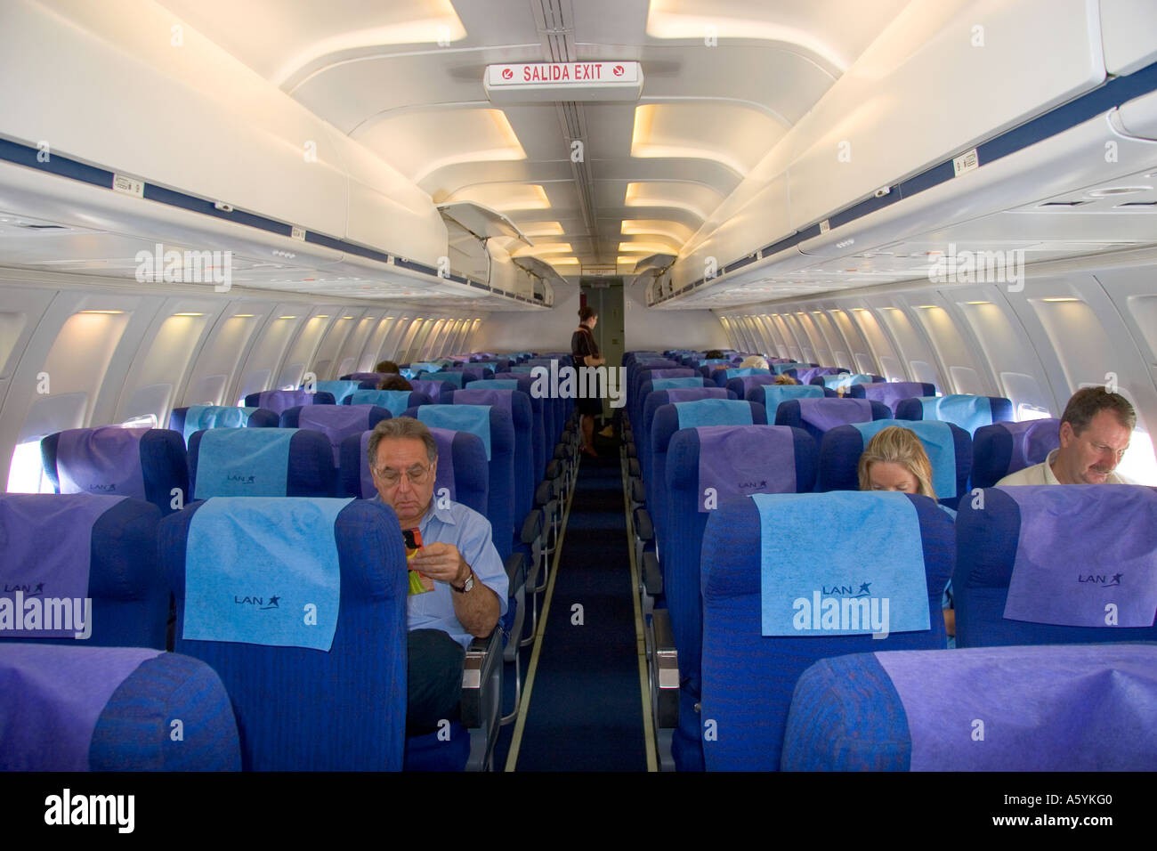 Das Innere eines Lan Airlines Boeing 737 Flugzeug mit Passagieren an Bord in Buenos Aires, Argentinien. Stockfoto