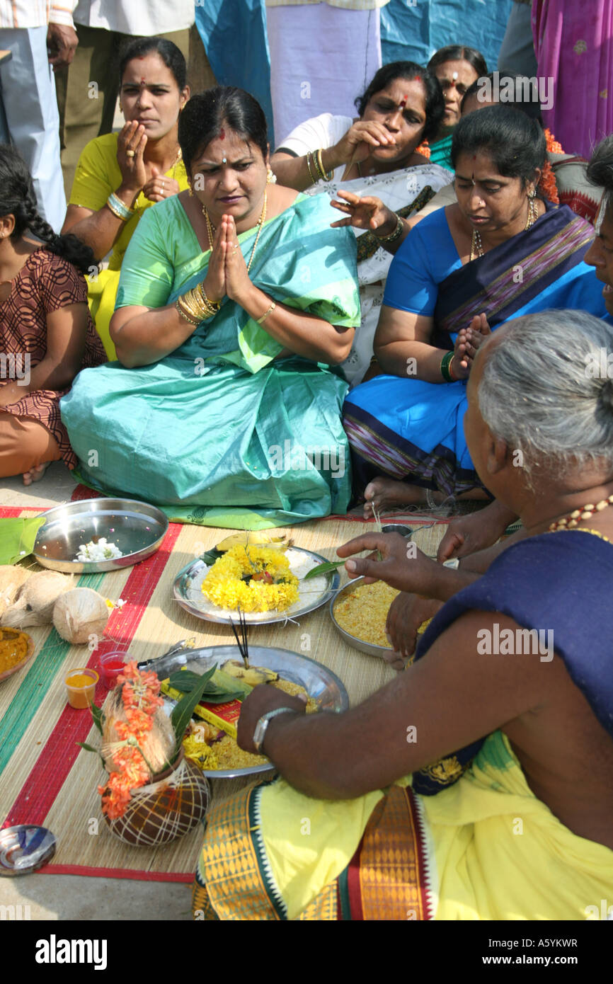 Priester funktioniert Pooja mit Hindus am Koti Linga Tempel in der Nähe von Kolar in Süd-Indien für die hinduistische Festival von Maha angelockt Stockfoto