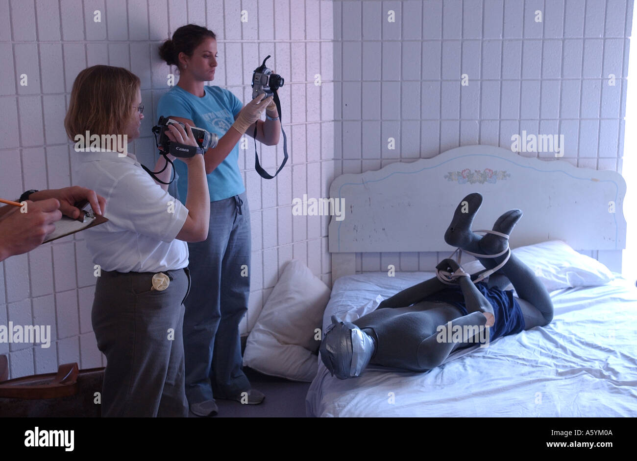 Forensik-Studenten fotografieren einen mock Tatort an der Universität von New Haven Clime Szene Lab Stockfoto