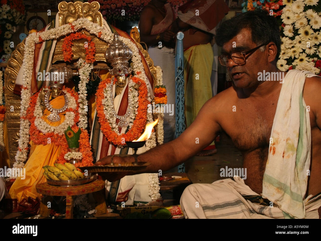 Hindupriester führt eine Nachstellung der Hochzeitszeremonie, Bangalore, Karnataka, Indien Stockfoto