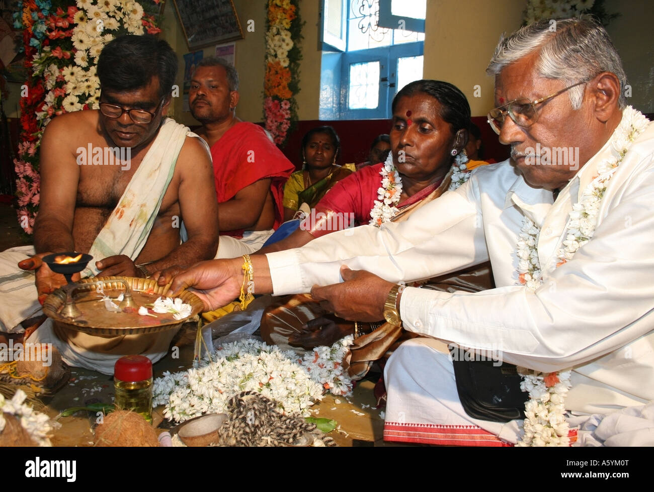 Ehepaar Reinact Trauung auf dem mans 60. Geburtstag, Bangalore, Karnataka, Indien Stockfoto