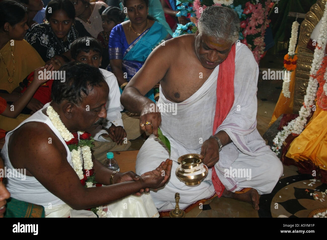 Hindupriester führt eine Nachstellung der Hochzeitszeremonie, Bangalore, Karnataka, Indien Stockfoto