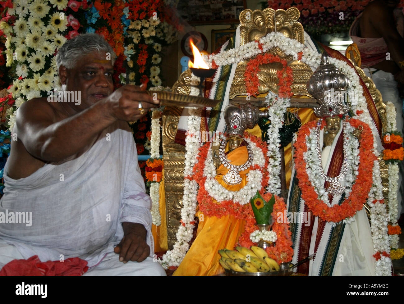 Hindupriester führt eine Nachstellung der Hochzeitszeremonie, Bangalore, Karnataka, Indien Stockfoto