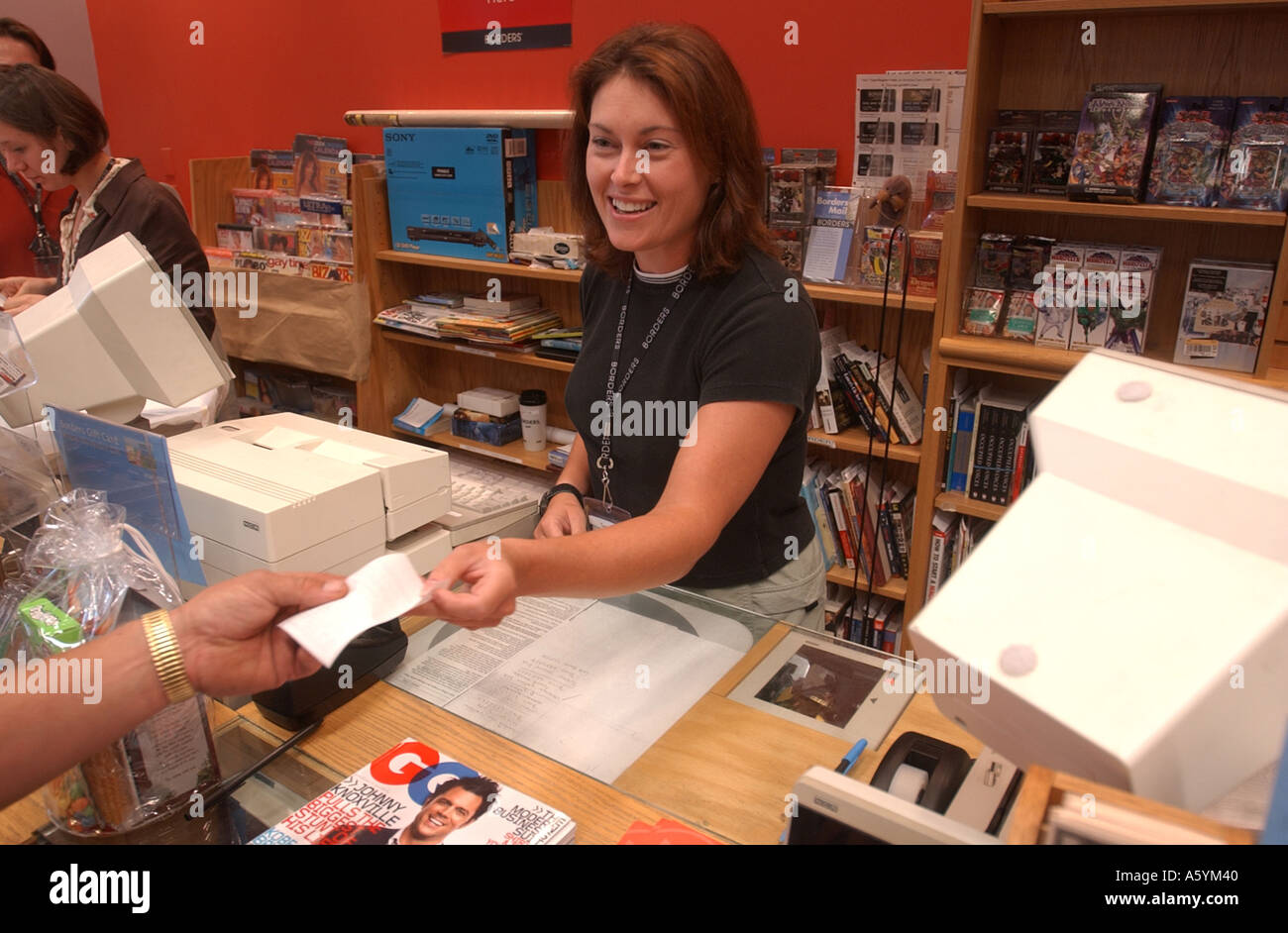 Ein Retail-Sachbearbeiter gibt eine Quittung an einer belebten Buchhandelskette Barnes &amp; Noble Stockfoto