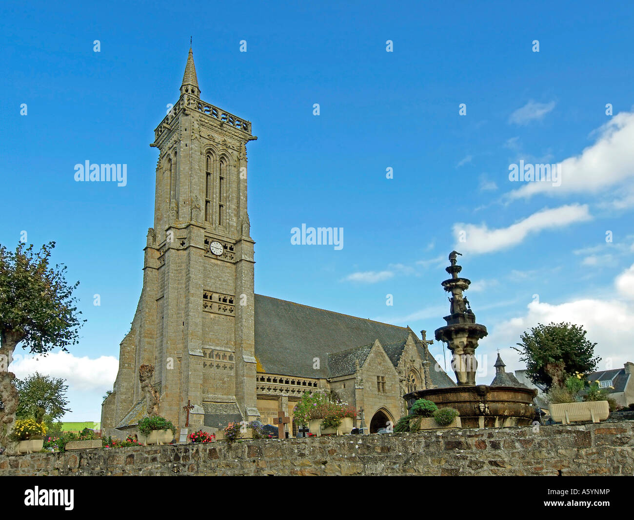 Brunnen vor der gotischen Kirche Saint Jean du Doigt Finistere Brittany France Stockfoto