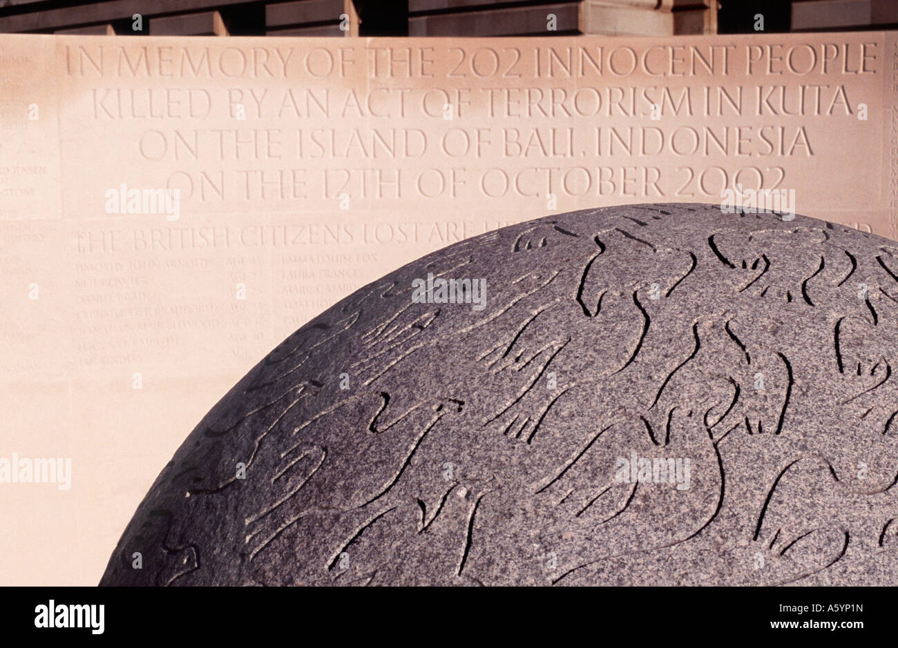 Gedenkstätte mit Tauben zu britischen Opfer des terroristischen Bombenanschlag (2002) in Kuta, Bali - City of Westminster, London, England Stockfoto