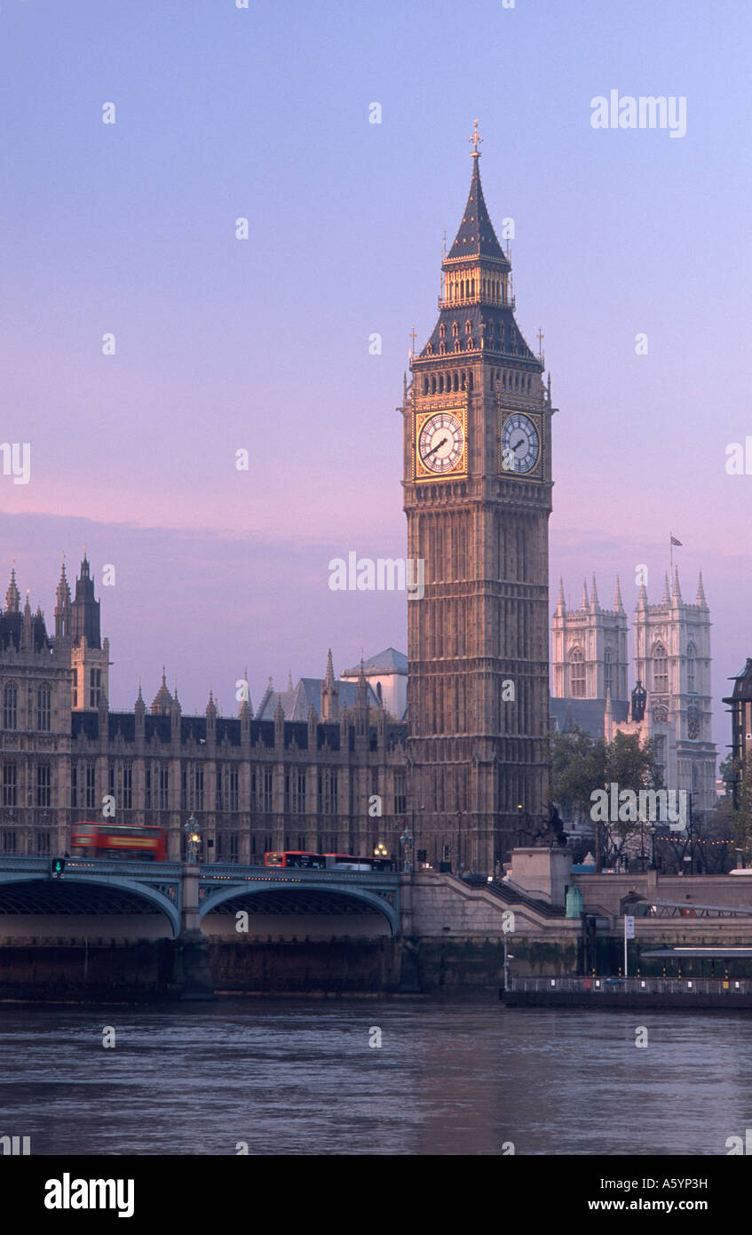 Big Ben (St Stephens Clock Tower) und Houses of Parliament über Themse bei Dämmerung, Westminster, London, England Stockfoto