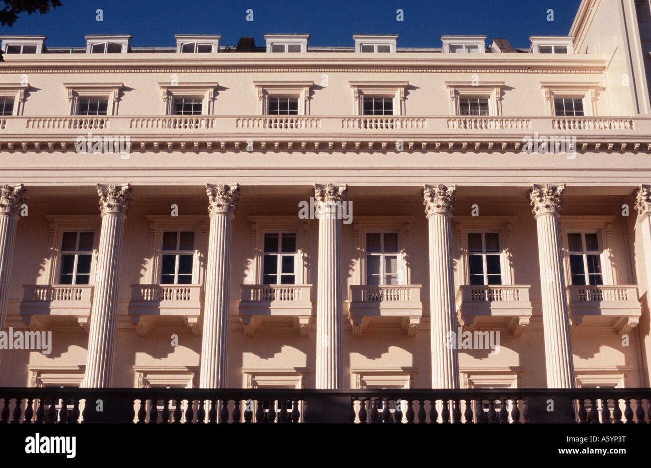 Cremefarbene Säulen und Portale von Carlton House Terrace (John Nash, 1827-32) mit Blick auf The Mall, London, England Stockfoto