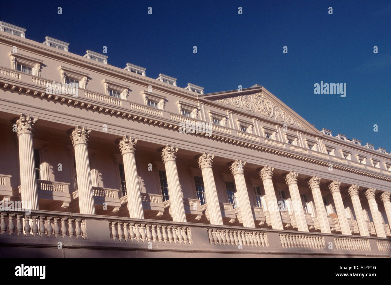 Säulen, Veranden und Dachlinie des Carlton House Terrace auf einer diagonalen Neigung, mit Blick auf The Mall, Westminster, London, England Stockfoto