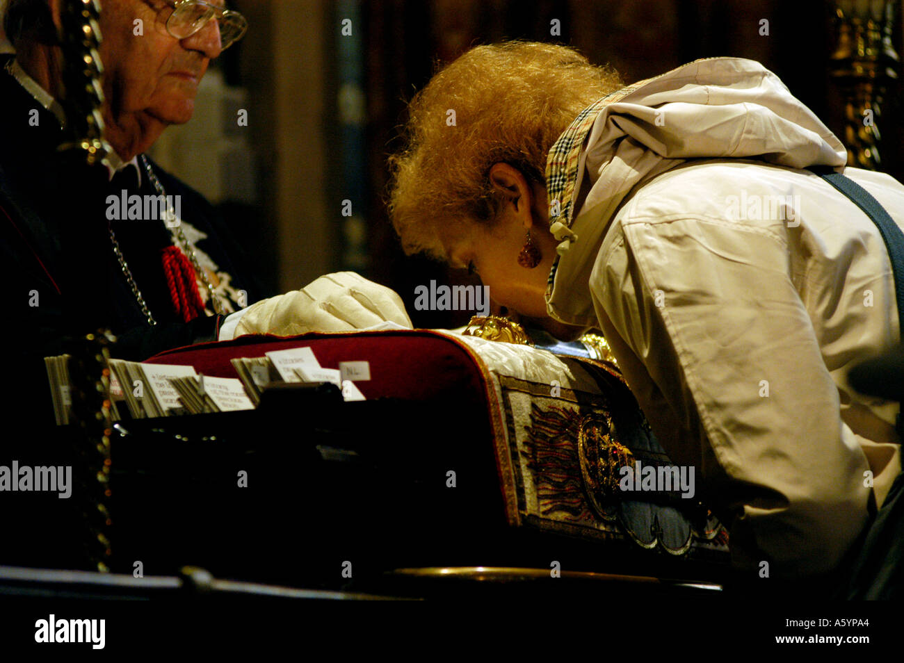 Brügge, Brügge. Die Verehrung des Heiligen Blutes. Eingehüllt in Bergkristall sagte, dass der Jesus sein Blut. Stockfoto
