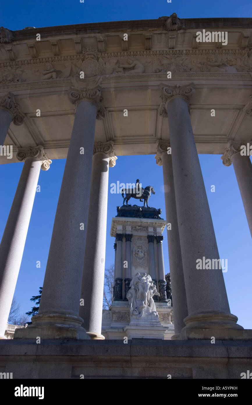 Retiro Park Madrid Parque de el Retiro im Bezirk Jeronimos mit der Statue von Alfonso XII., 12., Zwölfter. Stockfoto