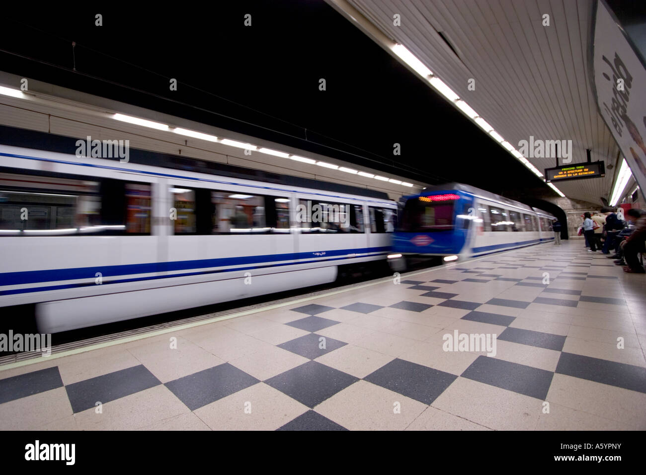 Madrid Metro u-Bahn Netz Zug zur station Stockfoto