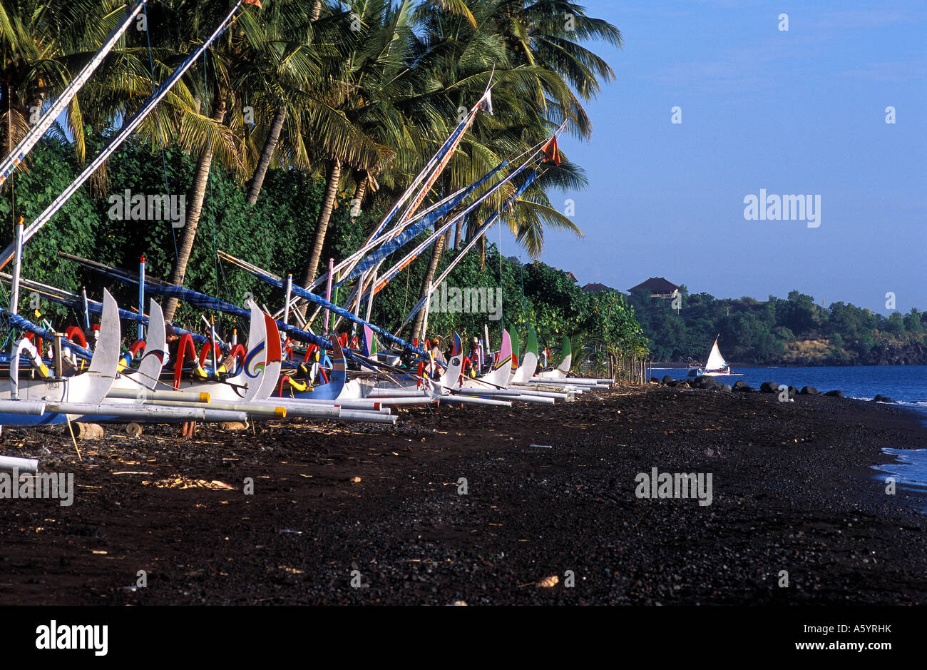 Seraya Strand und Angeln Boote in Nord Bali Stockfoto