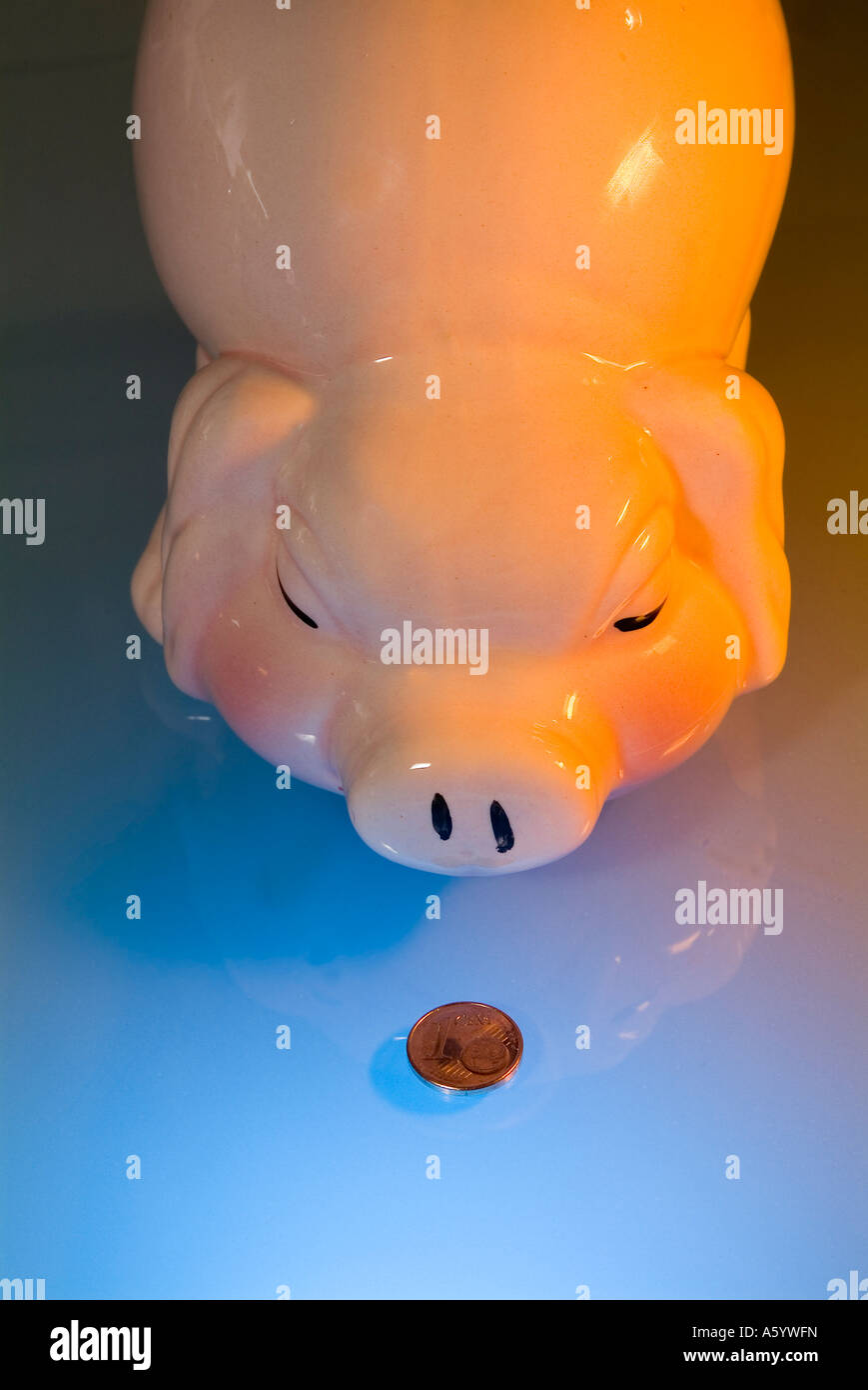 Sparschwein mit 1-Cent-Euro-Münze Stockfoto