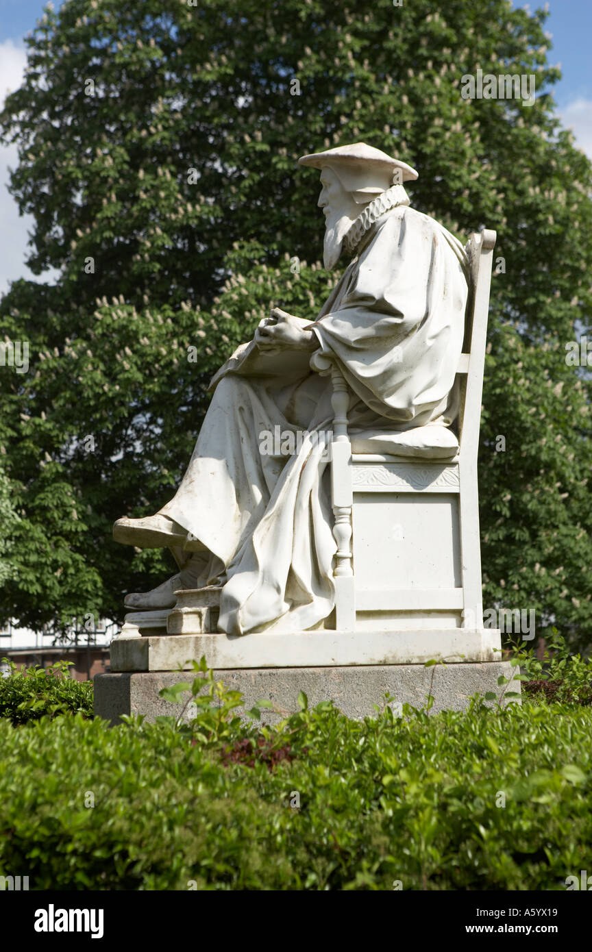 STATUE RICHARD HOOKER DOMPLATZ HOF NAHE EXETER Stockfoto