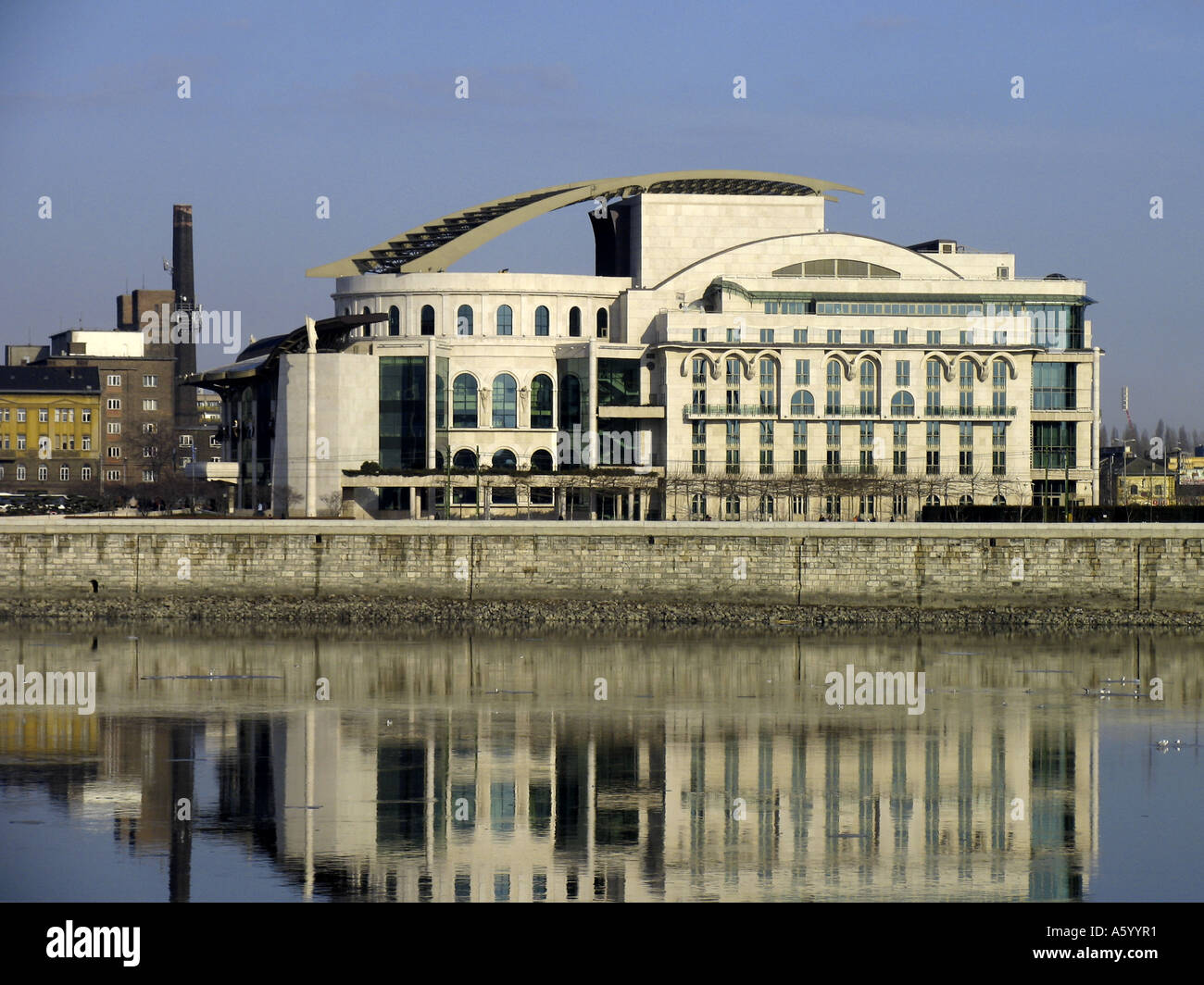 Ungarischen Nationaltheaters, spiegelt sich in der Donau, Europa Stockfoto