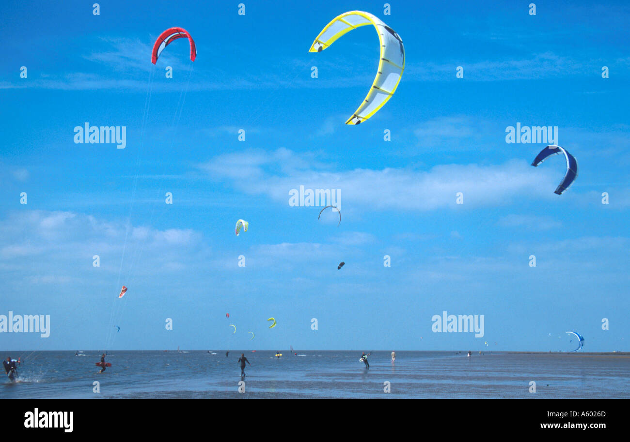 Windfest Kitesurfen hunstanton Norfolk East Anglia England Großbritannien Stockfoto