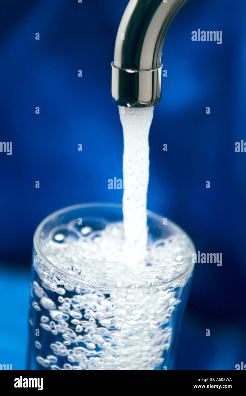 Wasser fließt aus Chrom Wasserhahn Glas klar Stockfoto