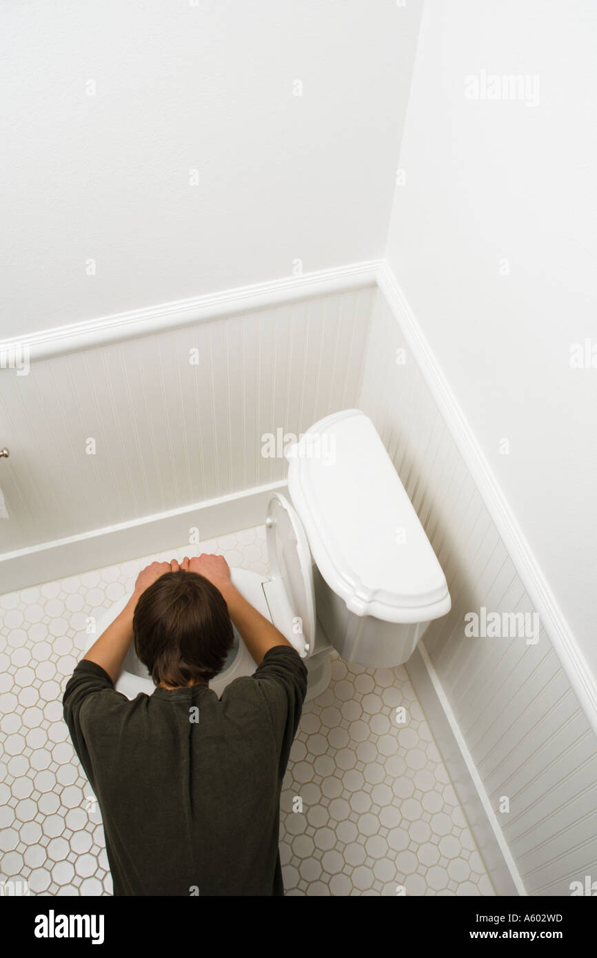 Draufsicht der männlichen Teenager beugte sich über Toilette Kranksein Stockfoto