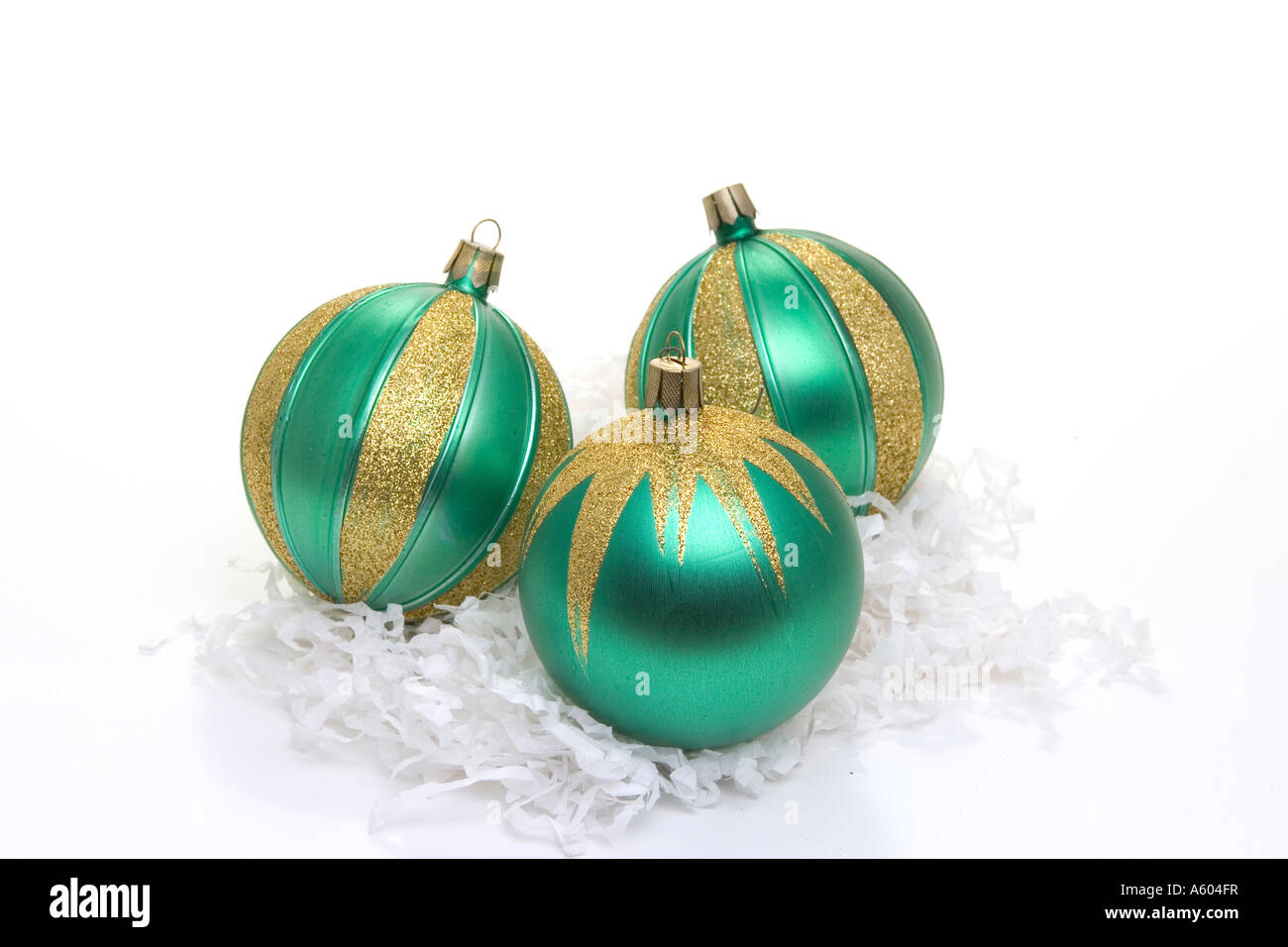 Grün mit gold trim Weihnachtsbaum Ornamente auf weißen horizontalen hoch wichtigen Hintergrund Stockfoto