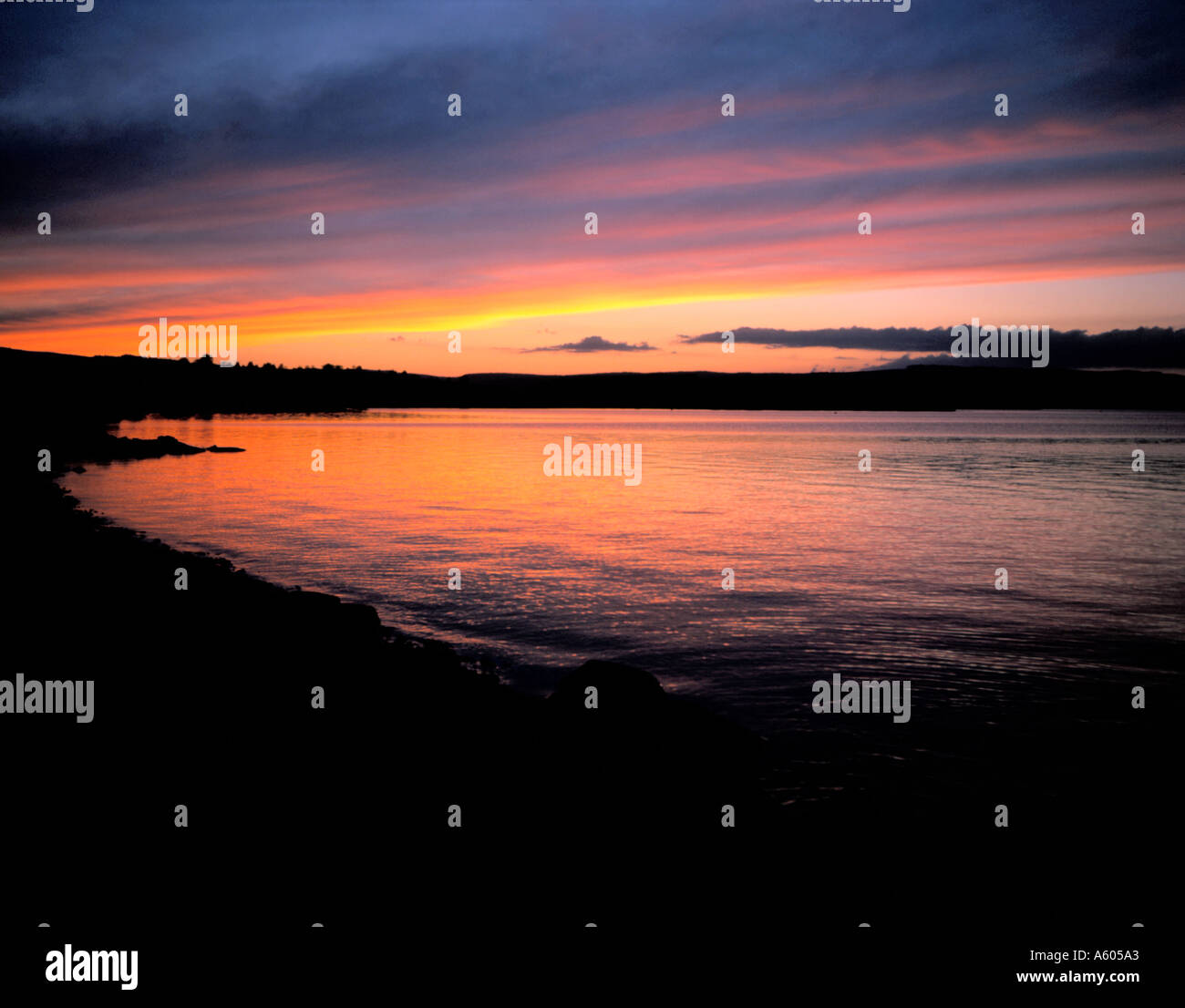 Dramatischen Sonnenuntergang über einem See; Kielder Wasser, Northumberland, England, UK. Stockfoto