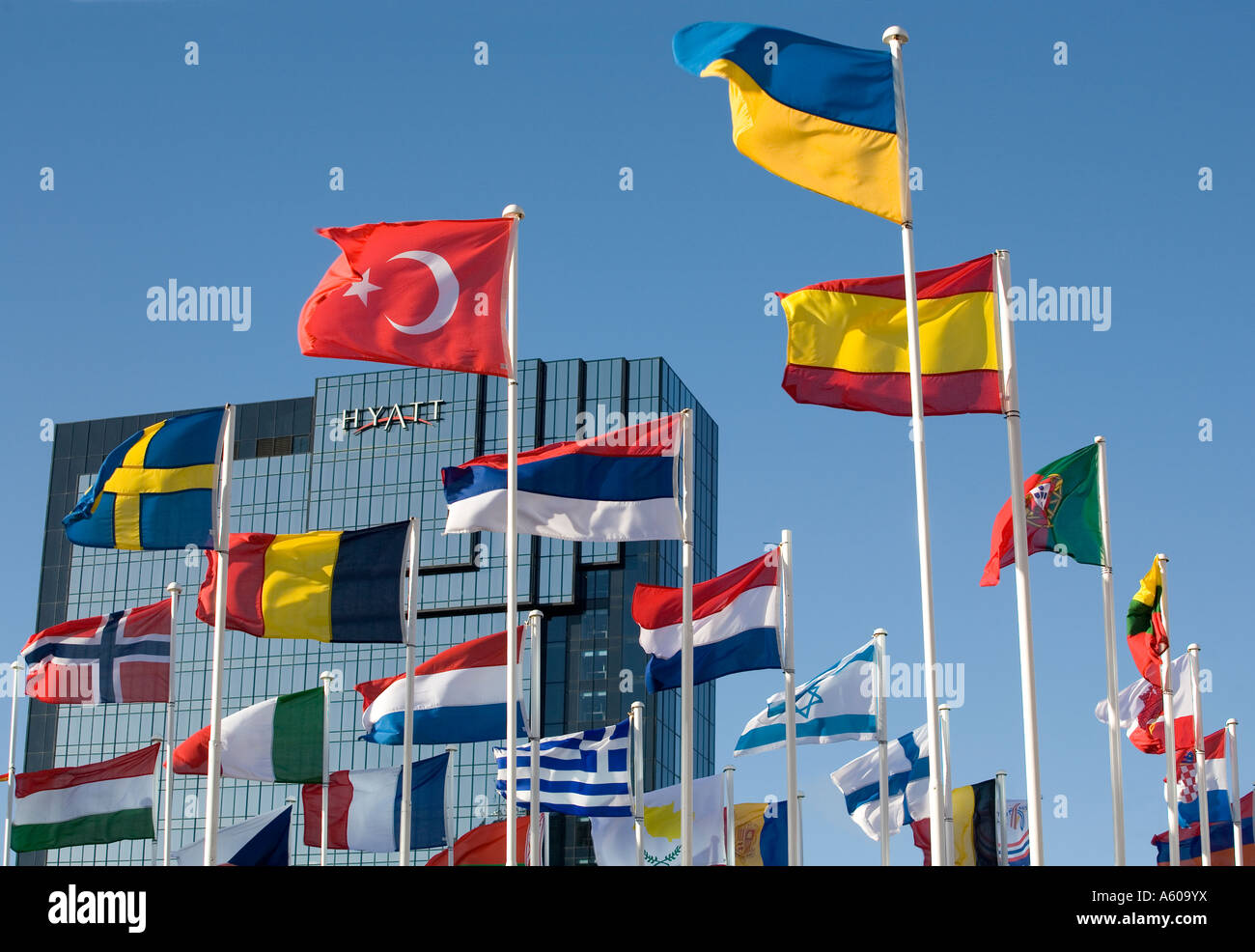 Flaggen der europäischen Länder fliegen im Centenary Square Birmingham England UK Stockfoto