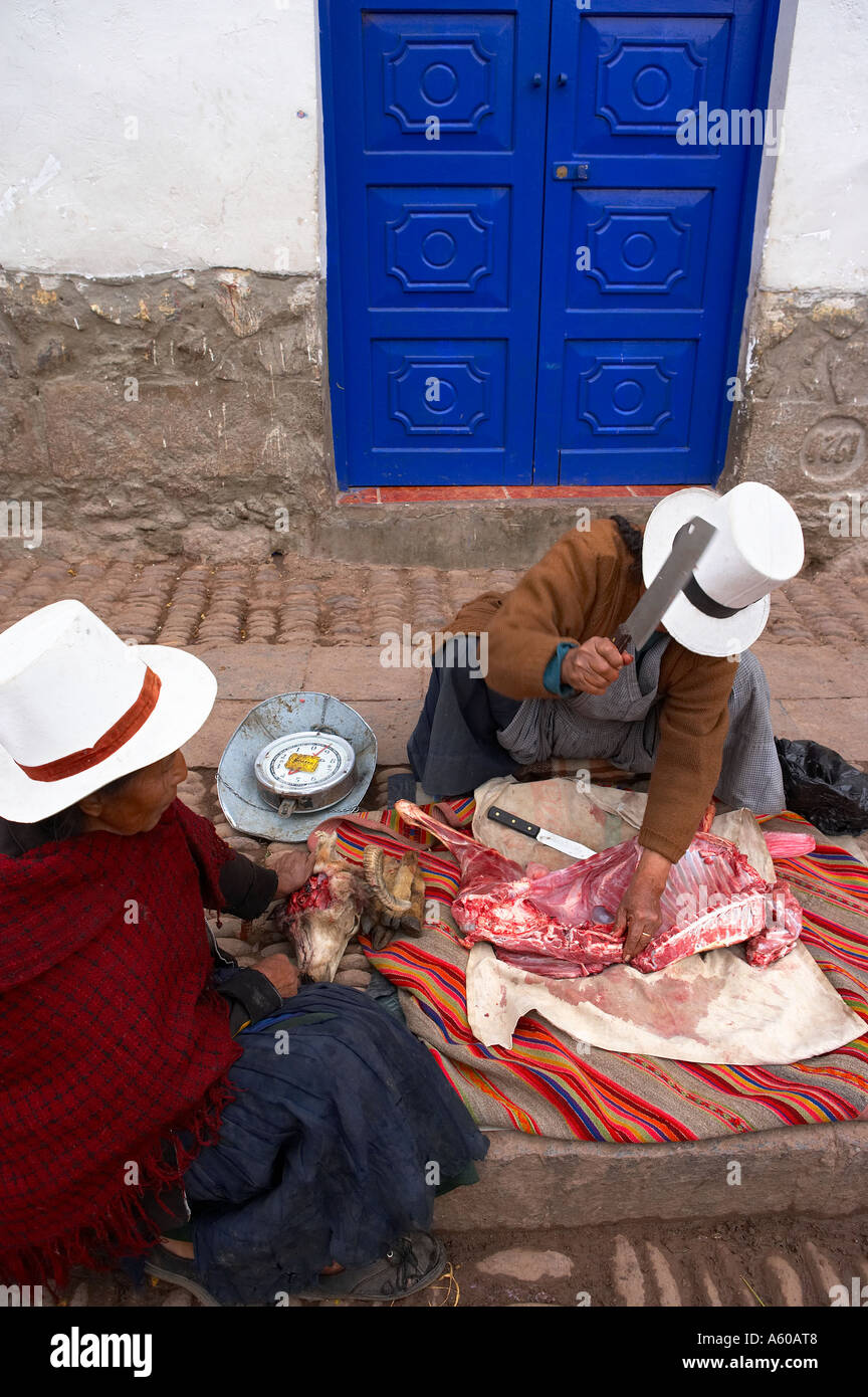 Straße Metzger auf dem Platz am Pisac Sacred Valley nr Cusco Peru Stockfoto