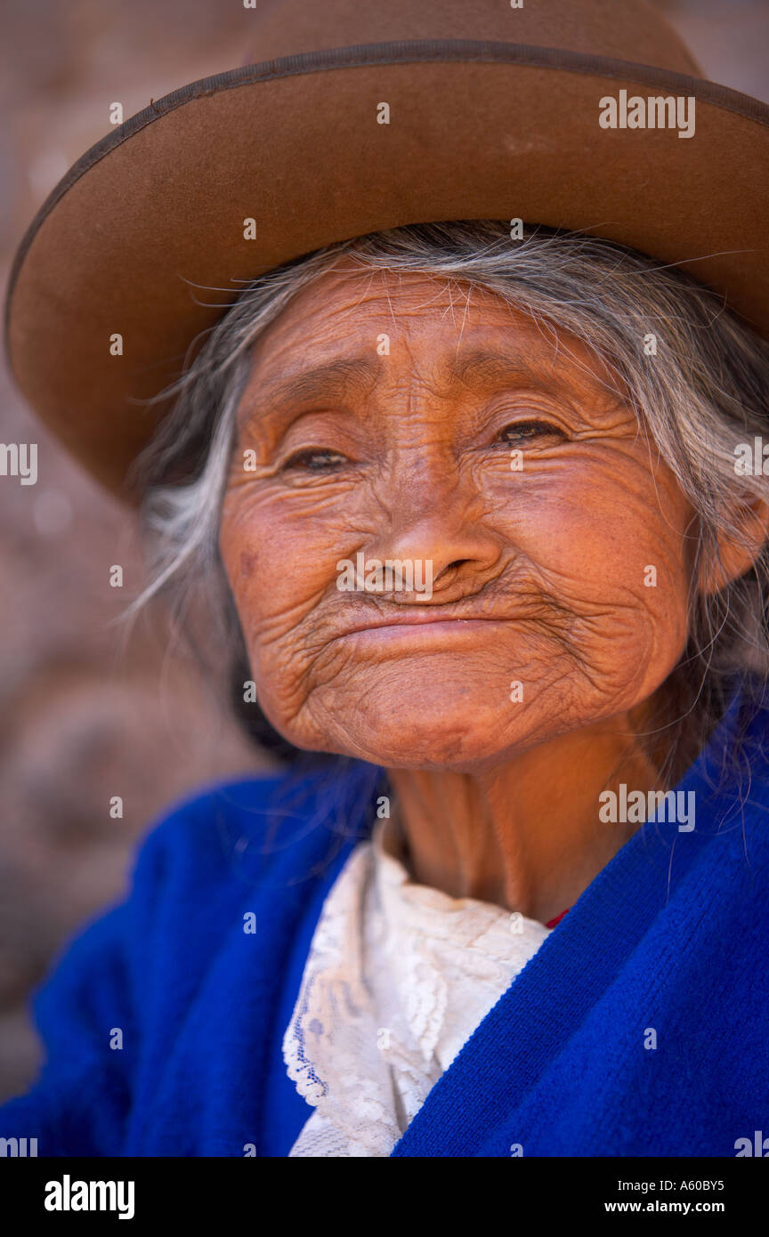 alte Frau in den quadratischen Pisac Sacred Valley nr Cusco Peru Stockfoto