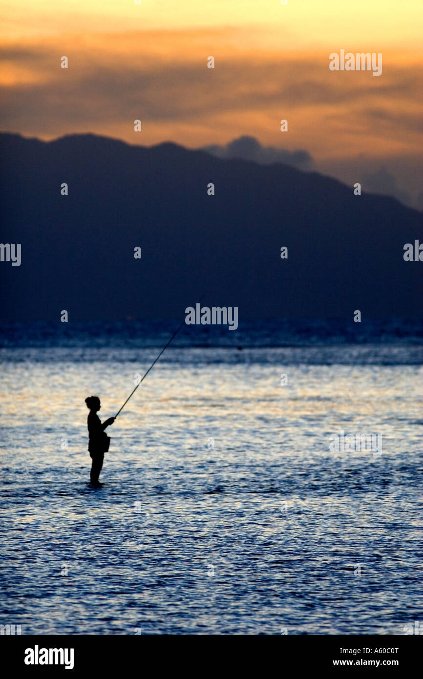 Angeln bei Sonnenuntergang in der Lagune von der Insel Tahiti Stockfoto