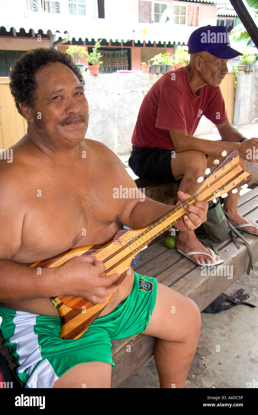 Tahitian Mann spielen der Ukulele mit Nylon-Saiten in Papeete auf der Insel Tahiti Stockfoto
