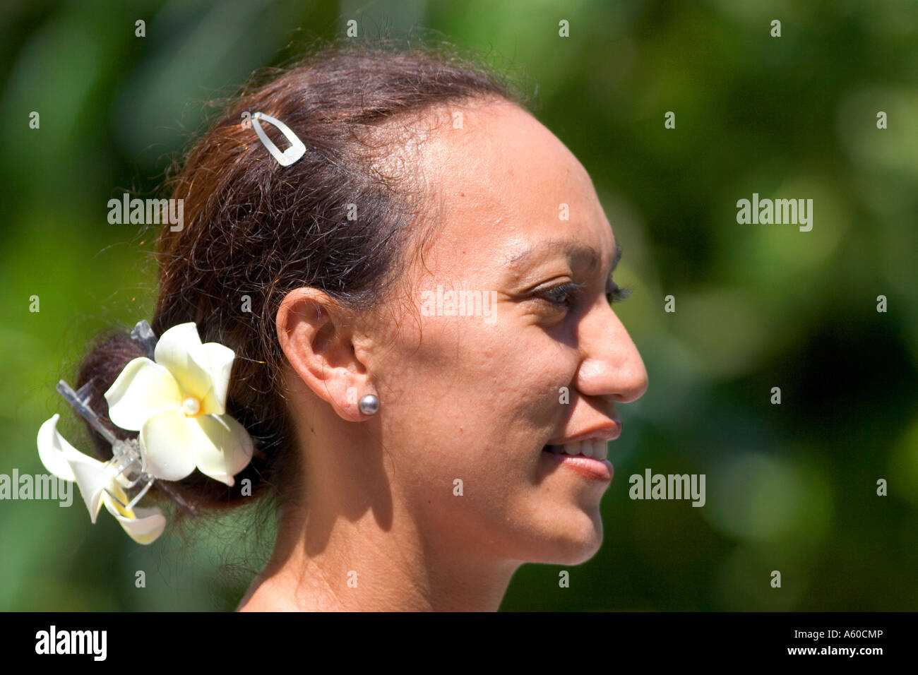 Tahitian Trägerin tropische Blumen in ihrem Haar auf der Insel Moorea Stockfoto