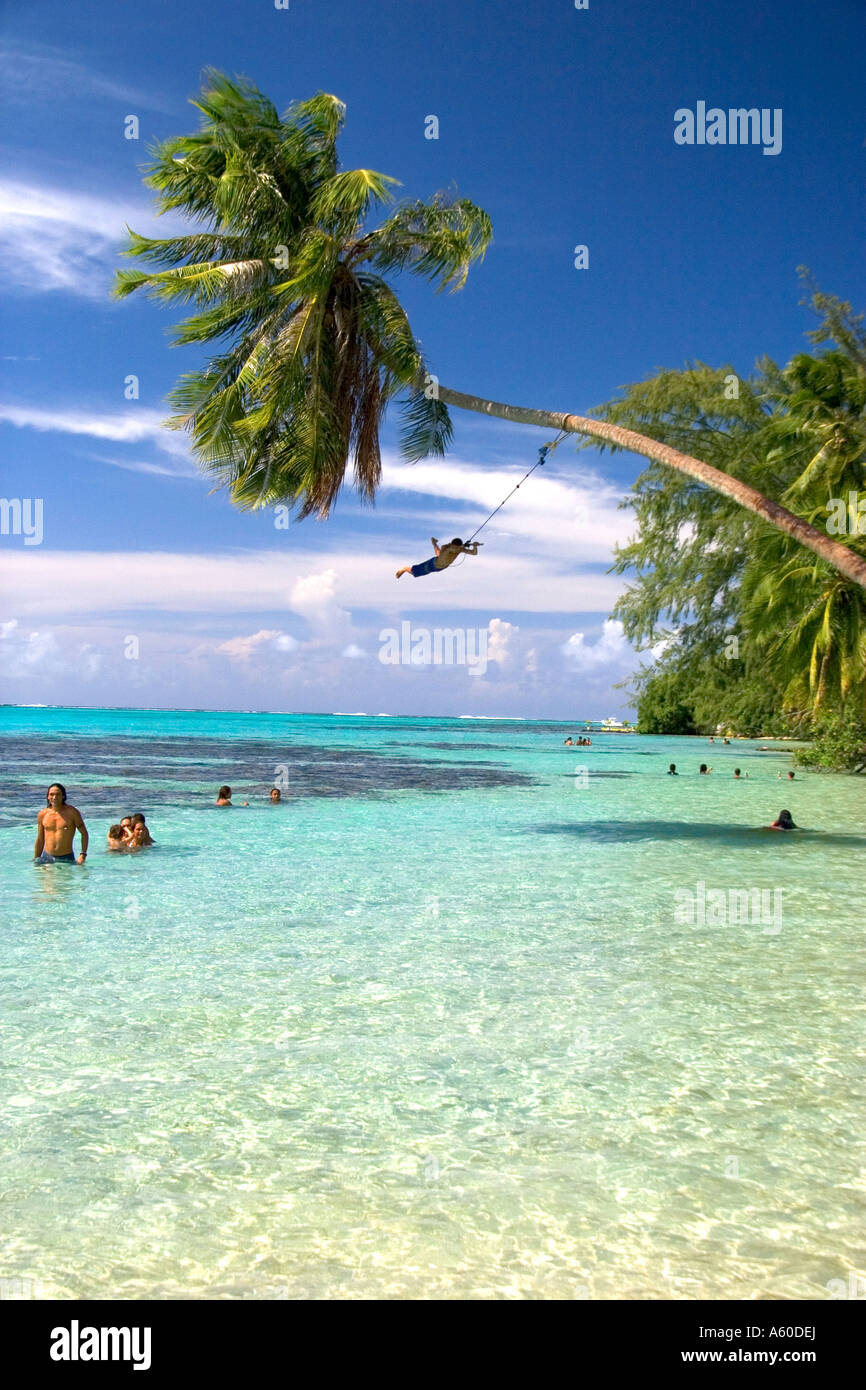 Tahitianer schwimmen und spielen in der Lagune auf der Insel Moorea Stockfoto