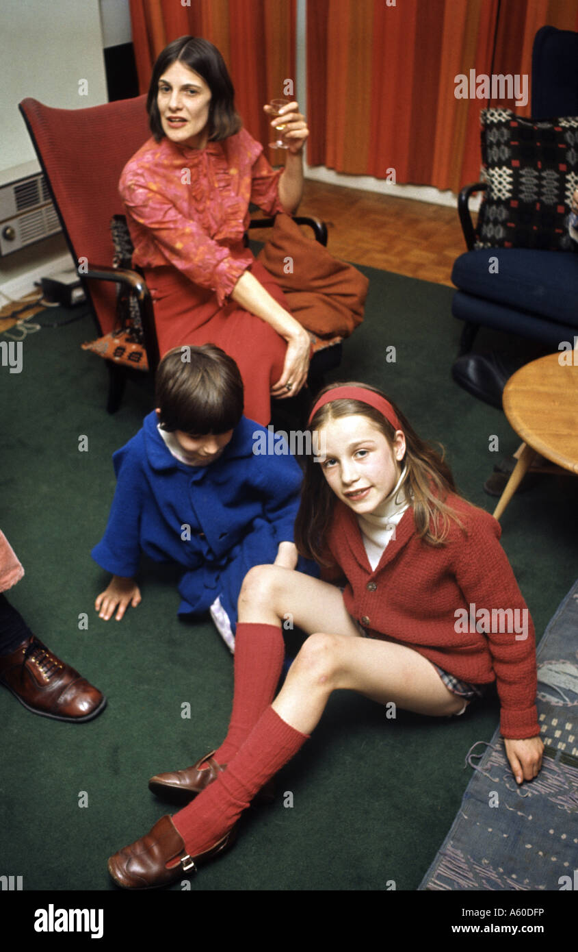 Historische Aufnahme der Familie Faulenzen in ihrem Wohnzimmer in den 1960er Jahren Stockfoto
