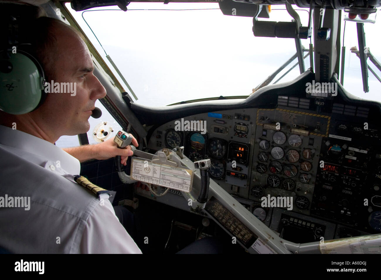 Pilot der Twin Otter Flugzeuge an den Reglern im cockpit Stockfoto