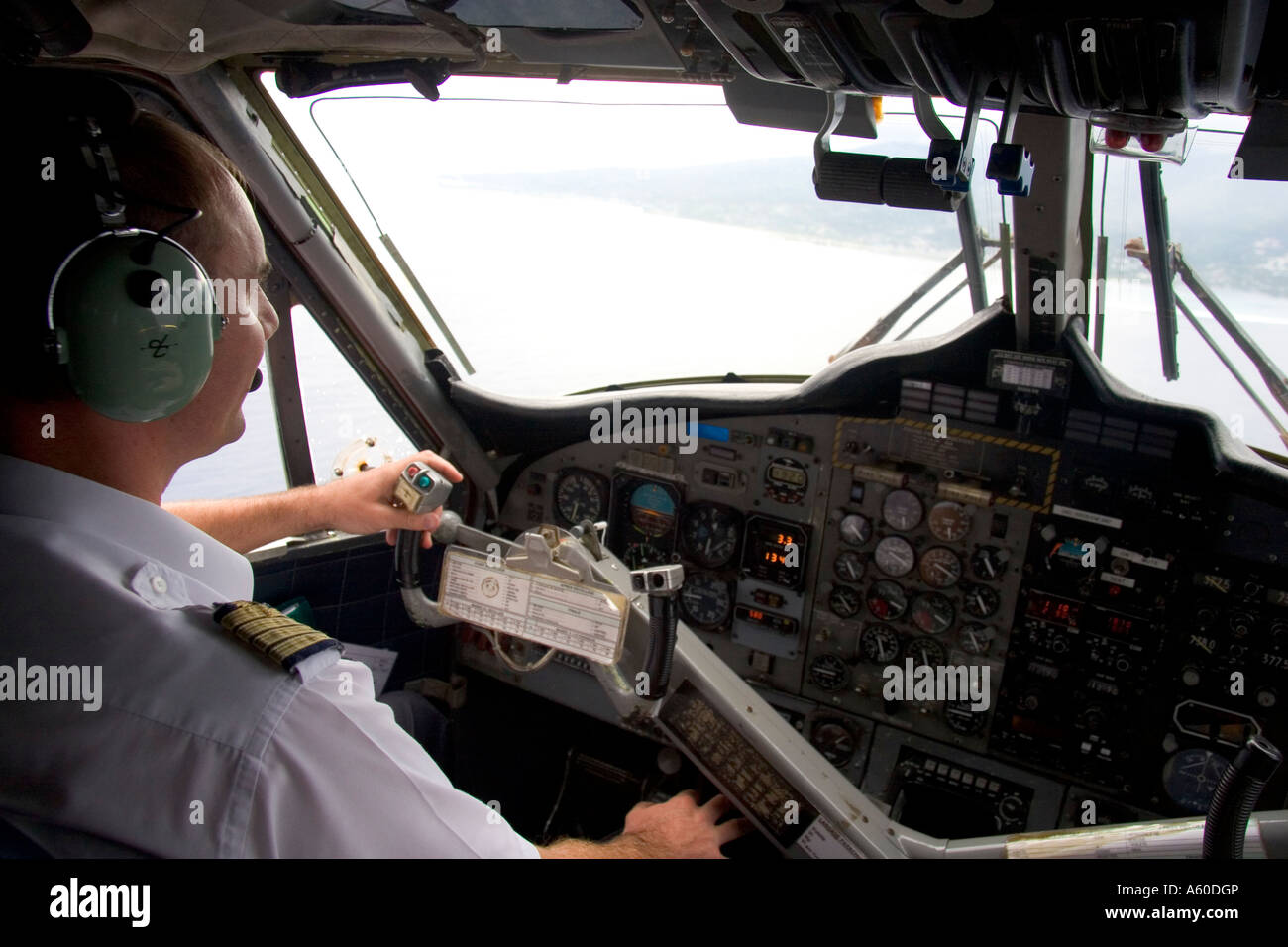 Pilot der Twin Otter Flugzeuge an den Reglern im cockpit Stockfoto