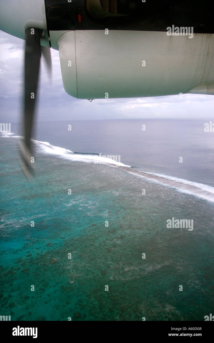 Blick auf die Lagune rund um Tahiti aus eine Pendler-Flugzeug Stockfoto