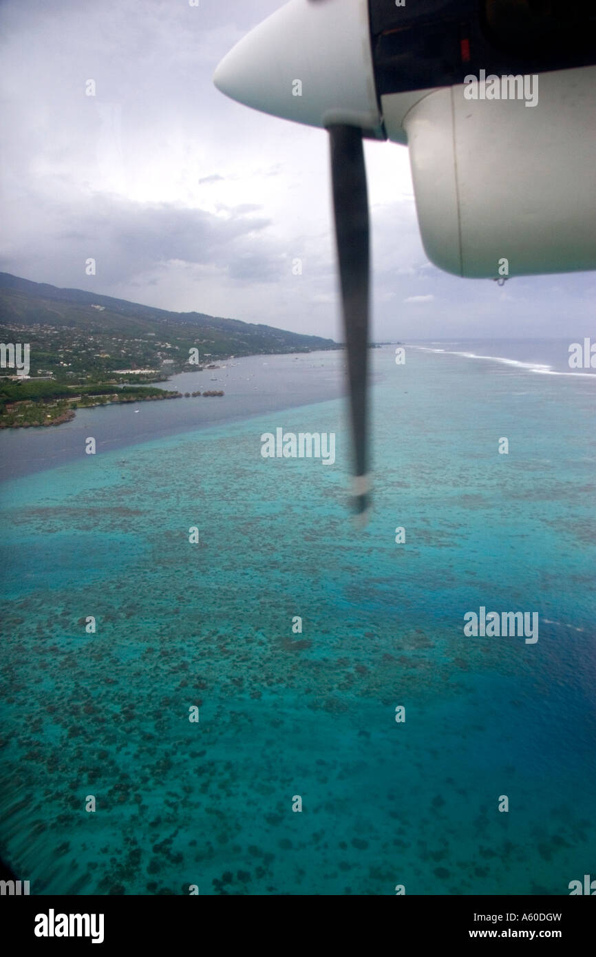Blick auf die Lagune rund um Tahiti aus eine Pendler-Flugzeug Stockfoto