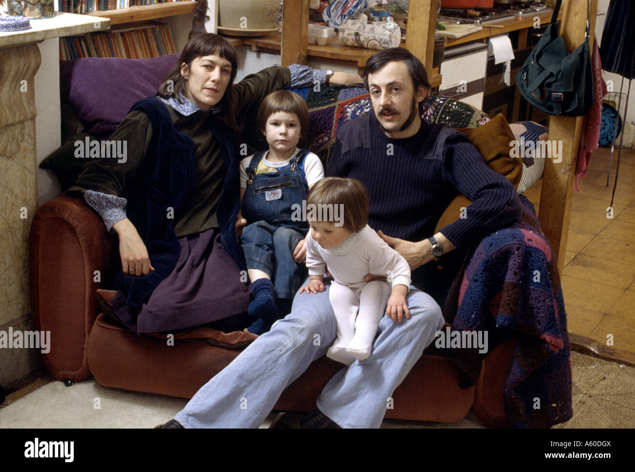 Geschichtsbild der Familie sitzen in ihrem Wohnzimmer genommen im Jahr 1975 Stockfoto