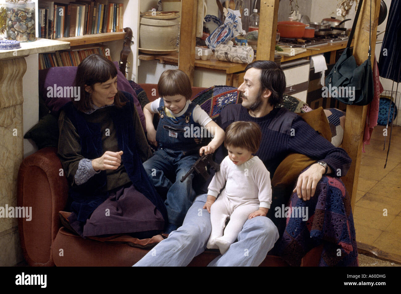 Geschichtsbild der Familie sitzen in ihrem Wohnzimmer genommen im Jahr 1975 Stockfoto