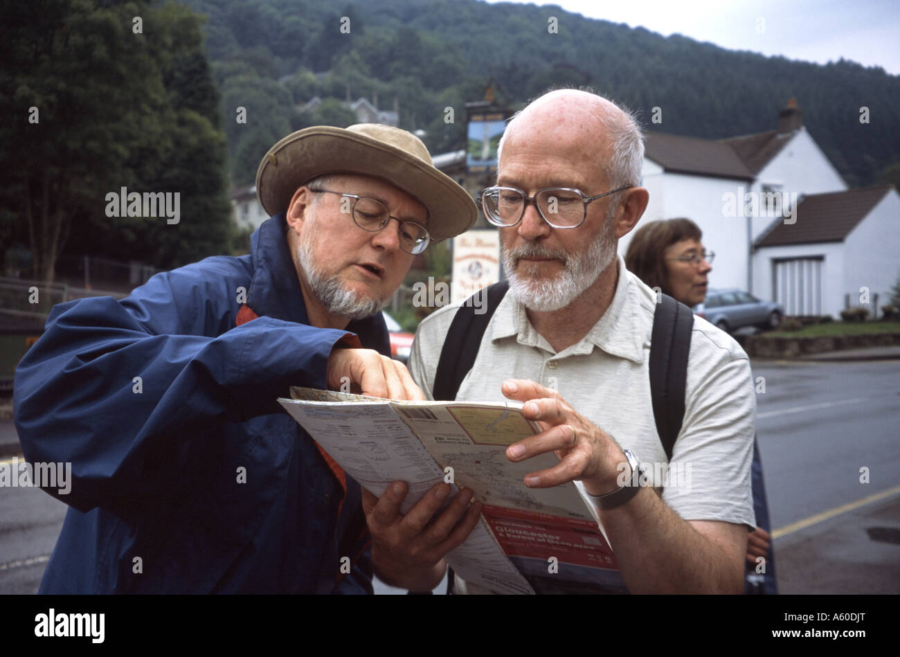 Pensionierte Männer auf einen Wanderurlaub im Westen Englands überprüfen Sie ihren Standort auf einer Karte Stockfoto