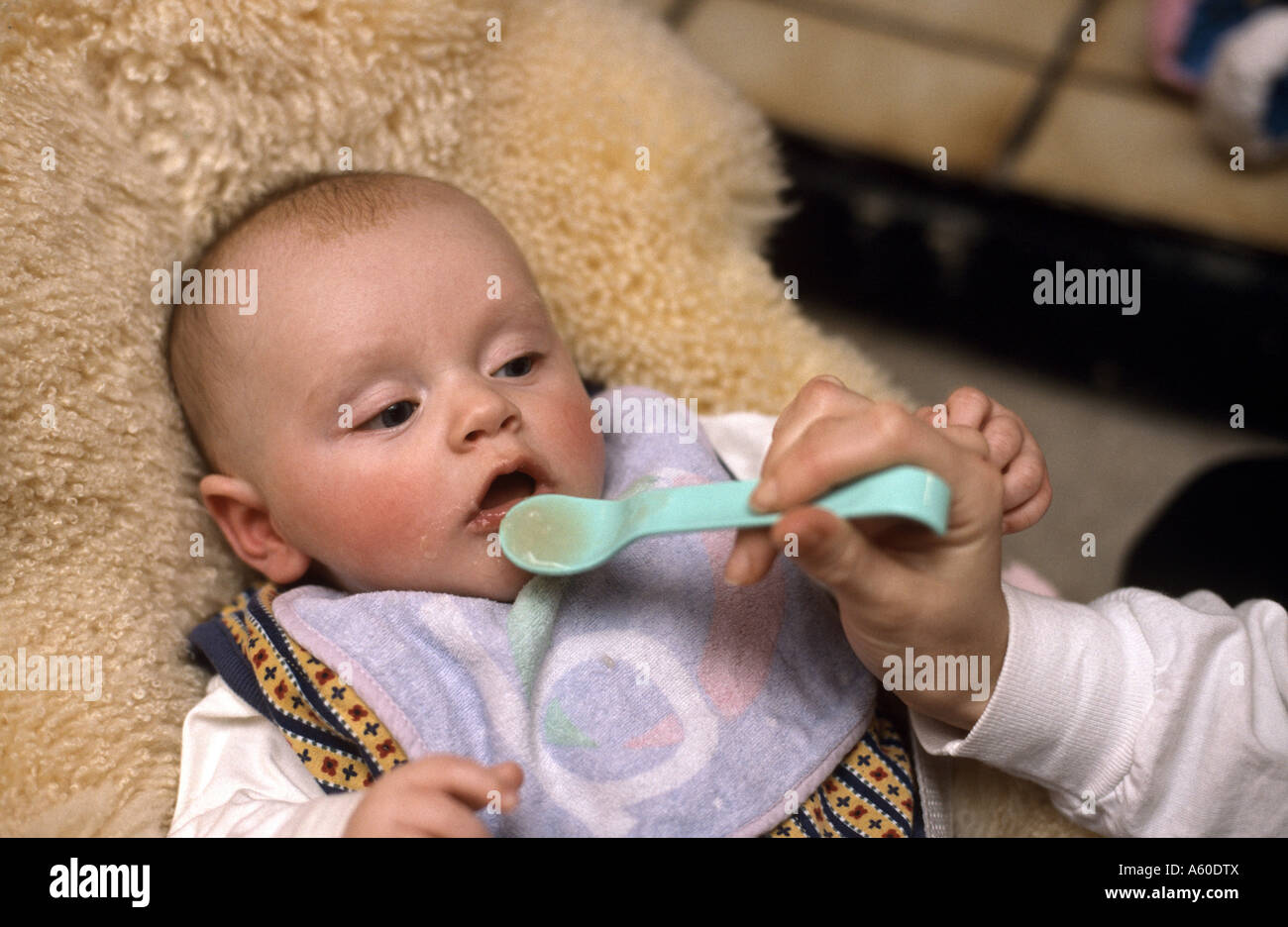 Baby Löffel gefüttert werden. Stockfoto